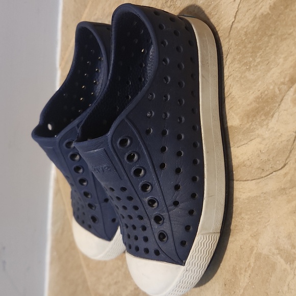 Native Jefferson Slip-on Shoes in Navy Toddler Size C8 - Picture 3 of 6